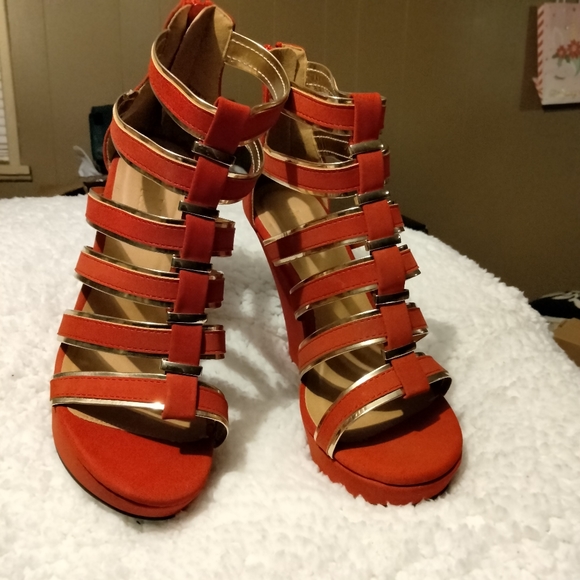 Charlotte Russe Red Wedges - Picture 2 of 4